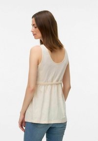 Beige ärmlös topp i lätt tyg, med figursydd midja och utsvängd nederdel. Slät textur med subtila vertikala ränder.