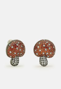 Röda och silverfärgade svampliknande örhängen prydda med runda stenar i orange, grå och klara nyanser, med texturerade ytor.