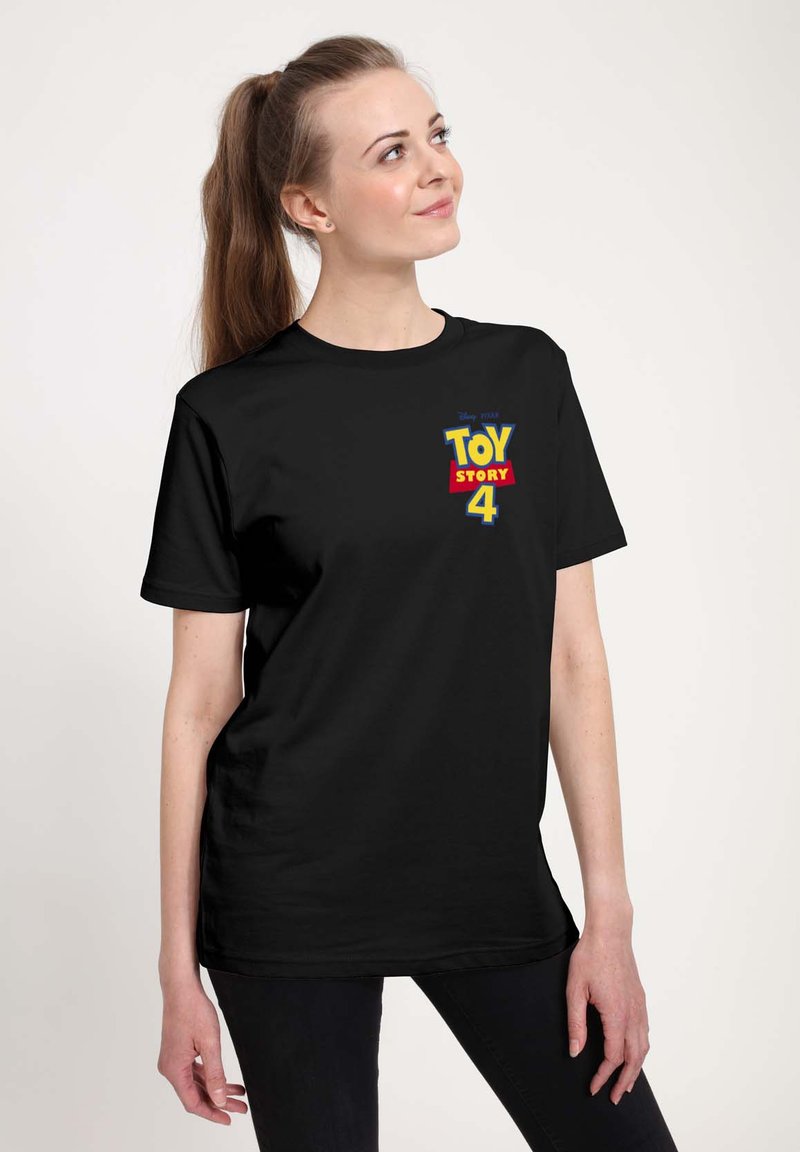 Sort bomulds T-shirt med korte ærmer, der har "Toy Story 4" logoet i blå, rød og gul på venstre brystområde.
