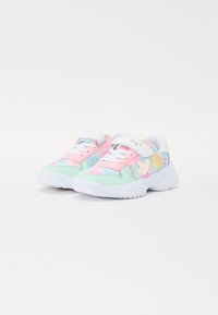 Sneaker colorati caratterizzati da una combinazione di rosa, verde menta e blu, con una finitura testurizzata, suola in gomma bianca e dettagli a cuore.