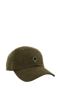 Olivgrüne Cordura-Baseballmütze mit einem kleinen schwarzen Baum-Emblem, das auf dem vorderen Mittelteil gestickt ist.