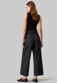 Calvin Klein WIDE ANKLE - Široke hlačnice - denim dark