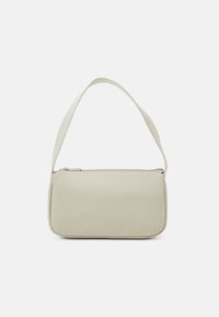 Borsa a spalla beige con forma rettangolare piatta, texture liscia e chiusura con zip. Presenta una lunga tracolla regolabile. Senza elementi di metallo visibili.