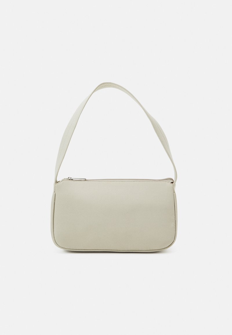 Borsa a spalla beige con forma rettangolare piatta, texture liscia e chiusura con zip. Presenta una lunga tracolla regolabile. Senza elementi di metallo visibili.