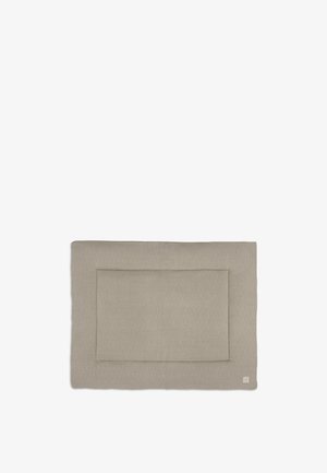 Panier à provisions rectangulaire beige tissé avec un plus petit panier rectangulaire placé à l'intérieur, tous deux avec des motifs texturés.