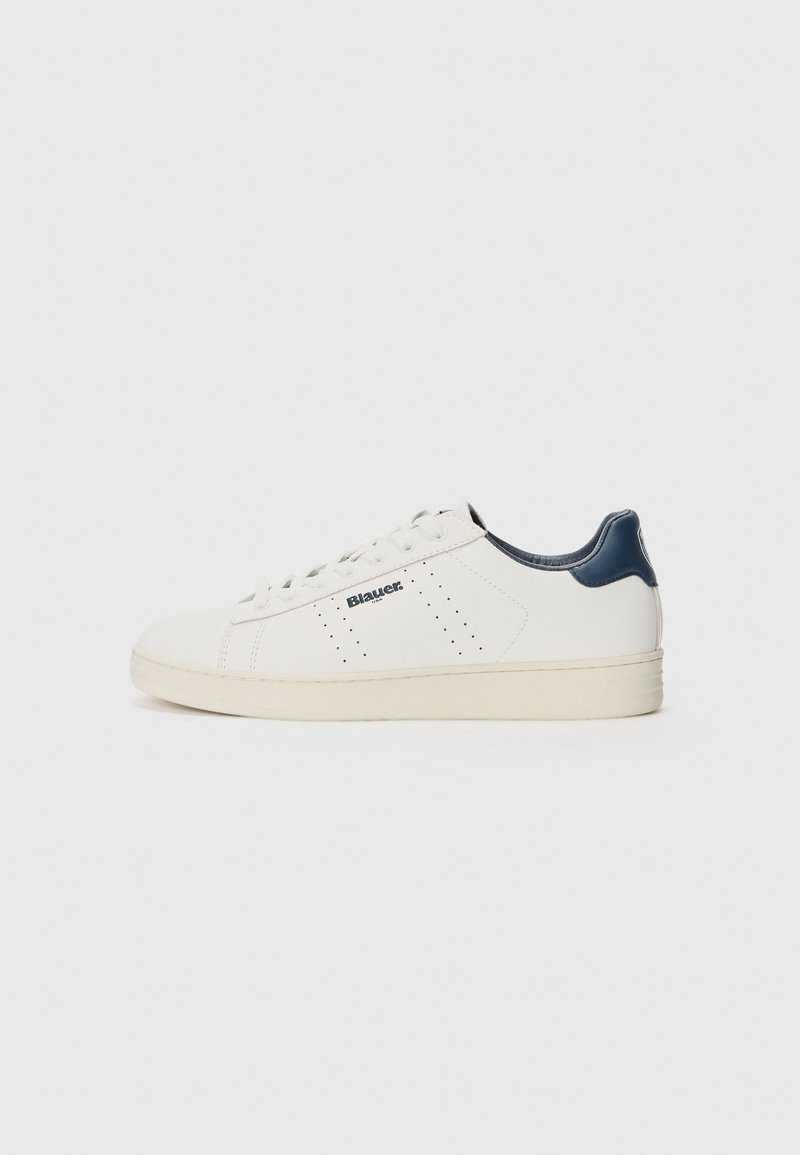 Baskets basses blanches avec languette de talon bleu marine, panneaux latéraux perforés, semelle beige et logo Blauer sur le côté extérieur.