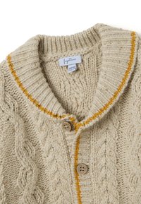 Crème-kleurige gebreide cardigan met kabelpatronen, voorzien van een geribde kraag, knopen en een contrasterende gele accent langs de halslijn.