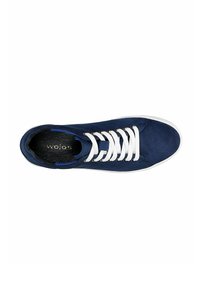 Blauer Textilsneaker mit weißen Schnürsenkeln, gestanztem Design und rundem Zehenbereich. Weiche schwarze Innenauskleidung. Weiße Gummisohle.