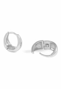 Silver hoopörhängen med en slät, polerad yta, böjd design och en säker spännmekanism för enkel användning.