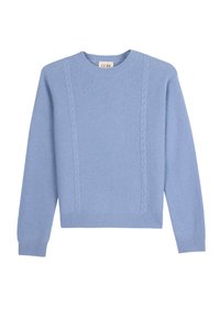 Ljusblå stickad tröja med rund halsringning, kabelstickade mönster som löper vertikalt på framsidan, samt ribbstickade ärmslut och fåll.