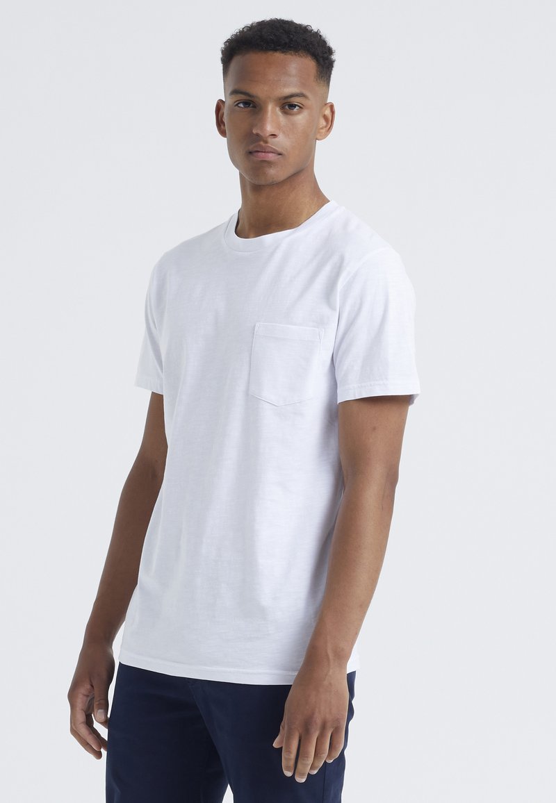 Damen T-Shirts | BY GARMENT MAKERS THE ORGANIC W POCKET T-Shirt basic white/weiß - WM44425 Damen T-Shirts | BY GARMENT MAKERS THE ORGANIC W POCKET T-Shirt basic white/weiß - WM44425