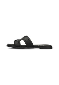 Sandalo in slide nero con tomaia intrecciata, dotato di due cinturini incrociati e suola piatta. Realizzato in materiali sintetici con una finitura testurizzata.