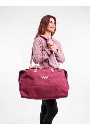 Bordeauxfarbige Sporttasche mit rosa Akzenten, aus Stoffmaterial, rechteckige Form, mit Handgriffen oben, verstellbarem Schultergurt und einem Logo auf der Vorderseite.