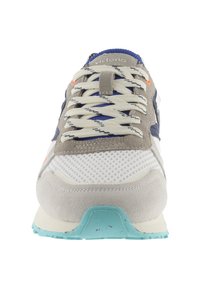 Sneaker grigia e bianca con materiali in rete e suede, dettagli blu, lacci spessi e una suola turchese morbida.