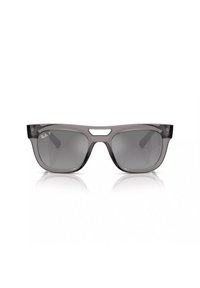 Occhiali da sole in plastica grigia con lenti scure, forma rettangolare e design con ponte ritagliato. Presentano il marchio Ray-Ban sulla tempia sinistra.