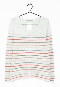 Maglietta grigia chiara a maniche lunghe con scollatura a girocollo, caratterizzata da strisce orizzontali in rosso, grigio, beige e marrone chiaro. Realizzata in tessuto a costine.