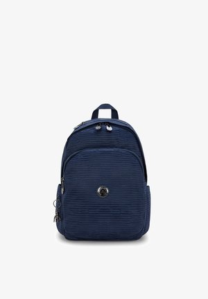Sac à dos bleu marine avec un design texturé, des poignées supérieures, des zips doubles, une poche avant et un accent en forme de logo circulaire.