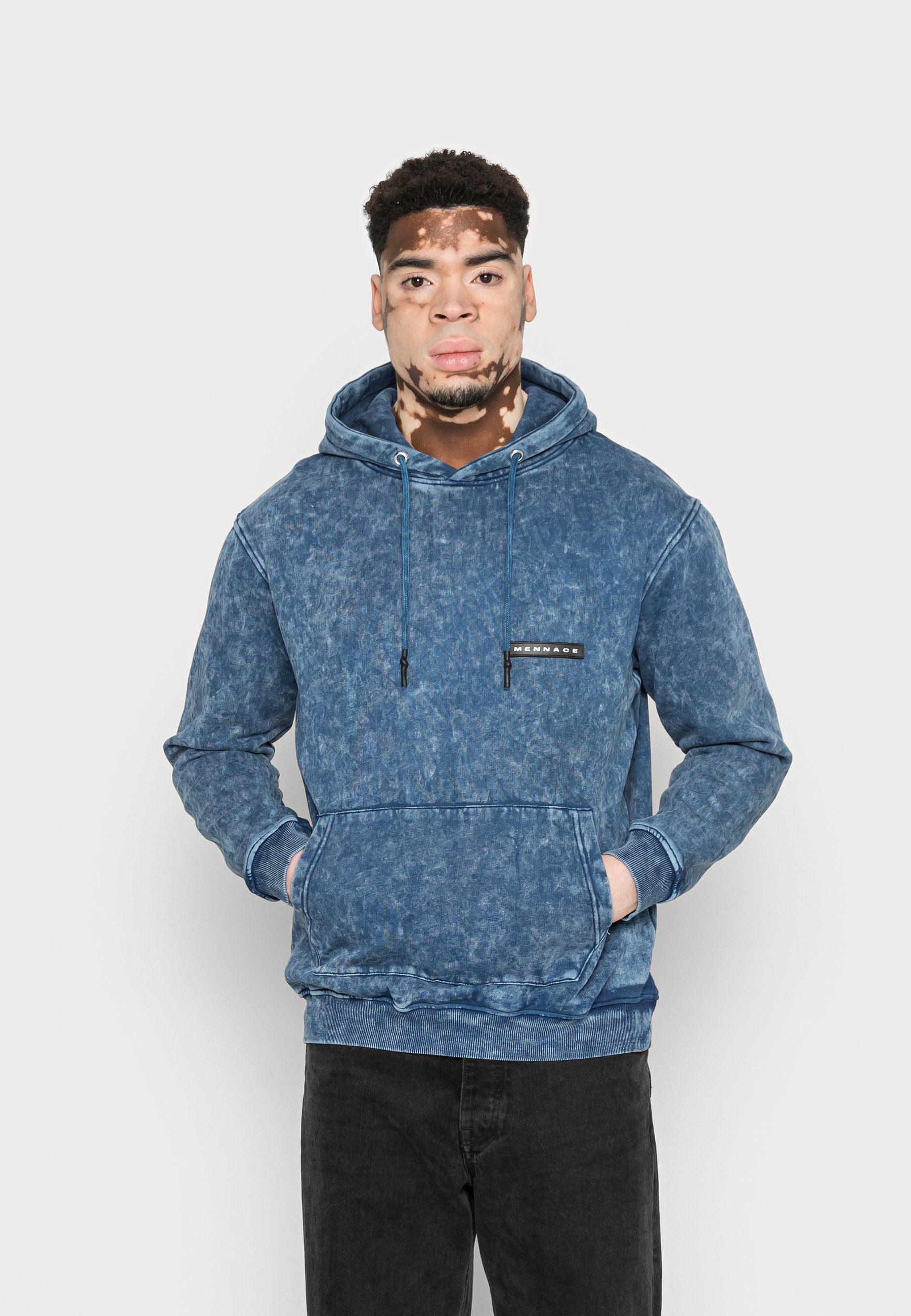 Mennace MENNACE WASHED BADGE HOODIE UNISEX - Hoodie - blue/blauw - Zalando .nl