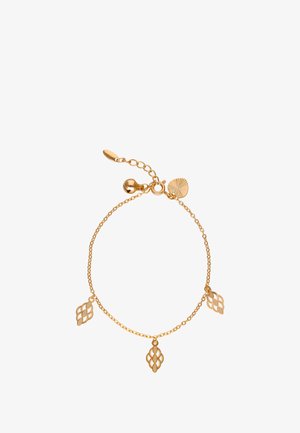 Bracciale a catena placcato in oro con tre ciondoli a forma di foglia con intricati motivi intagliati e un gancio a molla per lunghezza regolabile.