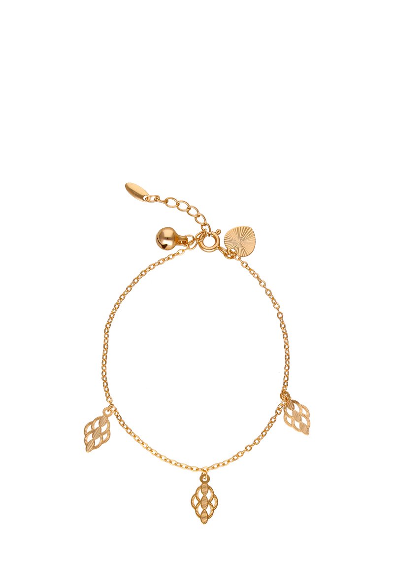 Aranyozott lánc karkötő, három levél formájú charm-mal, amelyeken összetett kivágott minták találhatóak, és rámpás kapoccsal az állítható hosszúság érdekében.