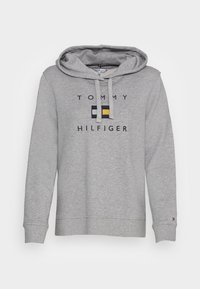 Felpa grigia in misto cotone con tasca frontale, cappuccio regolabile con cordino e logo ricamato "TOMMY HILFIGER" con design della bandiera.