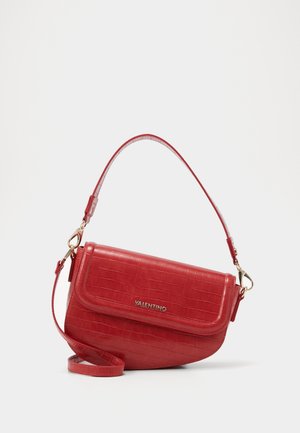 Rode leren crossbodytas met krokodillenstructuur, klepsluiting, hardware in goudkleur en een verstelbare riem voor veelzijdige draagmogelijkheden.