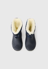 Botas impermeables de la marina con forro de piel sintética blanca. Cuentan con una suela de goma texturizada, un patrón floral y un cordón ajustable en la parte superior.