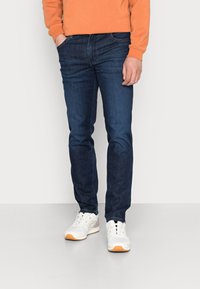 Wrangler TEXAS  - Calças de ganga de perna direita - dark silk