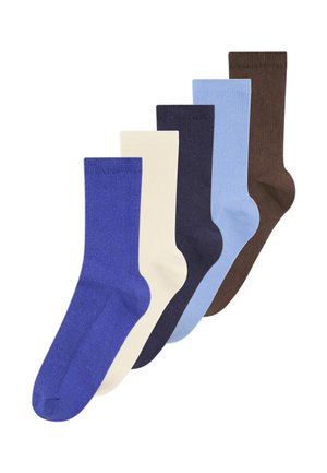 Fünf Paar schlichte, knöchellange Socken in Blau, Creme, Dunkelmarine, Hellblau und Braun, in einer Reihe angeordnet.
