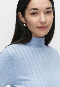 Jasnoniebieski prążkowany sweter z golfem, o wysokim dekolcie i długich rękawach, z subtelną fakturą i dopasowanym krojem.