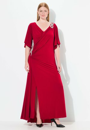 Abito lungo rosso con scollatura a V, maniche corte, texture arricciata e spacco laterale. Presenta dettagli in strass sulla spalla.