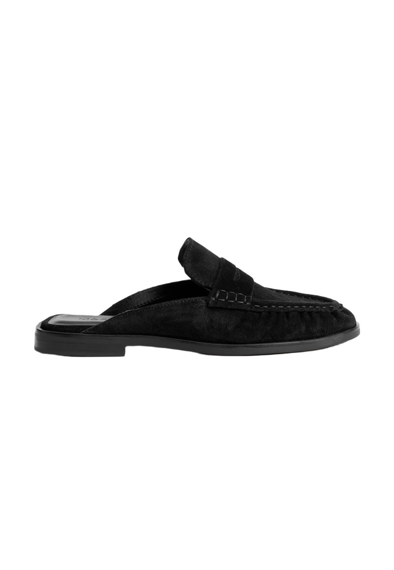 Mocassini slip-on in suede nero con profilo basso, caratterizzati da dettagli di cucitura sulla parte superiore e suola piatta in gomma.