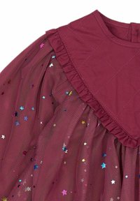 Bordo haljina s kviltanim korzetom i prozirnom mrežastom suknjom ukrašenom šarenim perlicama u obliku zvjezdica. Raskošni okrugli izrez dodaje detalj.