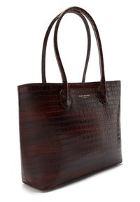 Sac fourre-tout en cuir embossé crocodile marron avec une texture lisse, double poignées et une forme rectangulaire. Présente un détail de logo métallisé.