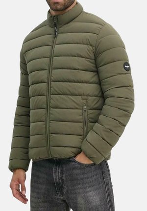 Chaqueta acolchada verde oliva, con secciones acolchadas horizontales, cuello alto, cierre de cremallera y bolsillos laterales. Tejido texturizado e insulated.
