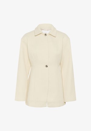 Kreminės spalvos tekstūruotas švarkas su apykakle, vienu mygtuko užsegimu ir ilgomis rankovėmis. Yra vertikalių briaunų detalės.