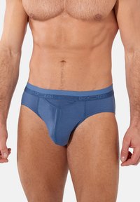 Herren blaues Unterwäsche aus weichem, elastischem Stoff mit einem Logobund. Verfügt über eine konturierte Vorderpouch und eine glatte Oberfläche.