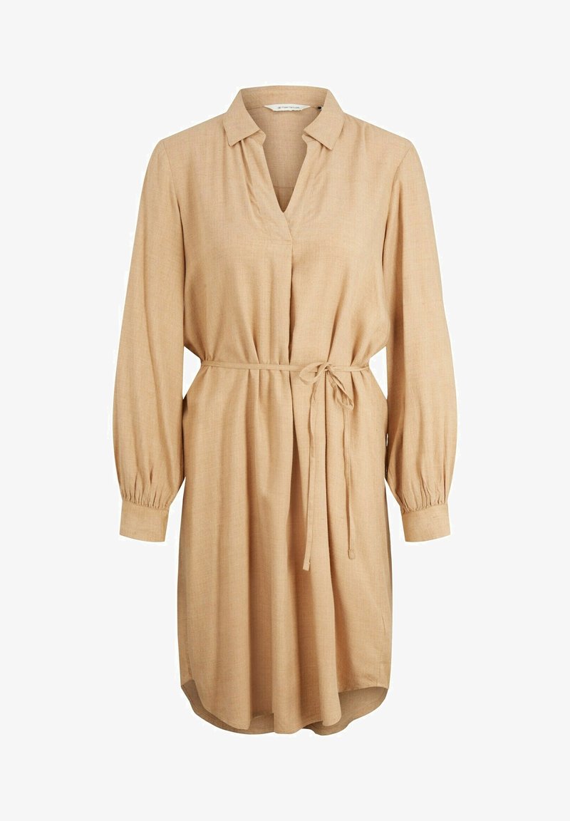 Robe beige à manches longues avec col, encolure en V, poignets élastiques et ceinture nouée à la taille, confectionnée dans un tissu léger.