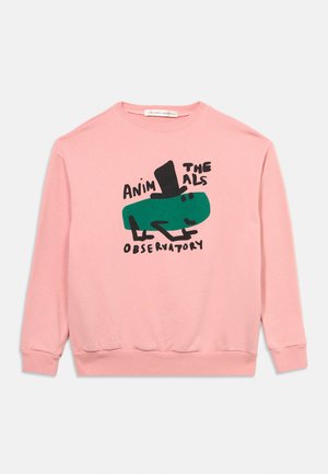 Sweat-shirt rose avec un animal de dessin animé vert portant un chapeau haut-de-forme noir et le texte "ANIMALS THE OBSERVATORY" à l'avant.