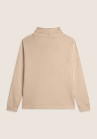 Top beige a maniche lunghe con colletto alto, realizzato in tessuto morbido. Presenta una vestibilità ampia e polsini a coste, superficie liscia e senza motivi visibili.