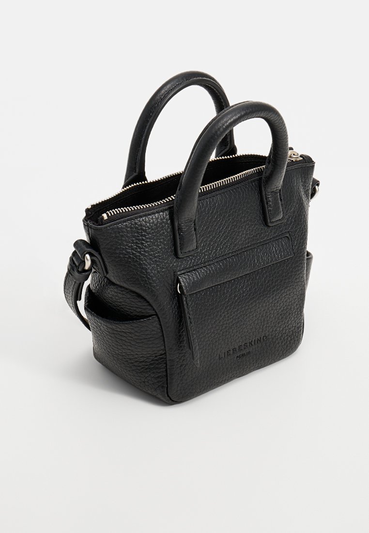 Czarna skórzana torebka o teksturowanym wykończeniu. Posiada dwa krótkie uchwyty, zamek błyskawiczny oraz zewnętrzną kieszeń. Kompaktowy, kwadratowy kształt.