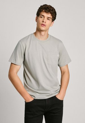 Light gray short-sleeve t-shirt with a chest pocket, made of cotton blend fabric, featuring a round neckline and a relaxed fit.