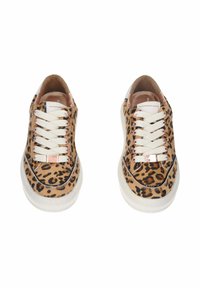 Schoenen met luipaardprint gemaakt van gestructureerd materiaal. Witte veters en een contrasterende witte zool. Heeft metalen accenten op de veterogen.