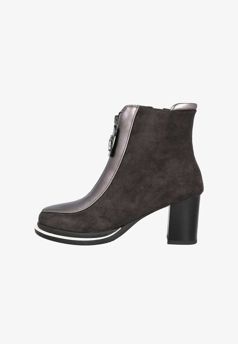 Bota de tobillo de ante gris oscuro con un detalle de cremallera metálica brillante. Presenta un tacón ancho y sólido de color negro y una puntera redondeada. Detalle de ribete fino blanco.