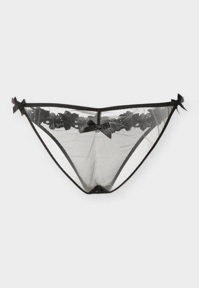 Μαύρο διάφανο στρινγκ από δαντέλα με κεντήματα λουλουδιών και μικρές φιόγκους στο κέντρο μπροστά και στις πλευρές, σε λευκό φόντο.