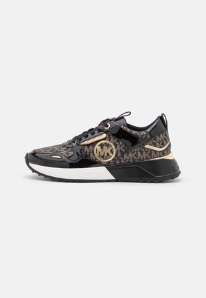 Sort og brun Michael Kors sneaker med guldlok, blanke detaljer, mønstret stof og tyk hvid og sort sål.