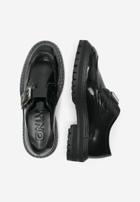 Chaussures en cuir verni noir avec une semelle épaisse et texturée. Dotées d'une sangle à boucle à l'avant et de détails de couture contrastés.
