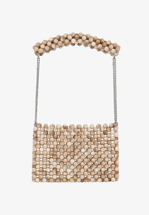Perlebesat håndtaske med rektangulær form, lavet af lysebrune og cremefarvede perler. Udstyret med et perle håndtag og en sølvkæde rem.
