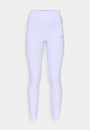 Baltas legingi no elastīga auduma ar augstu vidukļa joslu un nelielu spoguļojošu logotipu priekšējā apakšdaļā. Gluda tekstūra.