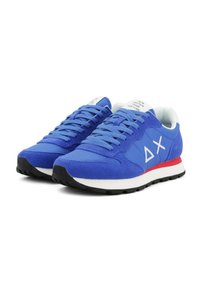 Scarpe sportive blu con tomaia in tessuto e suede, dettagli bianchi, suola rossa e suola con motivo. Presentano lacci e dettagli con logo.